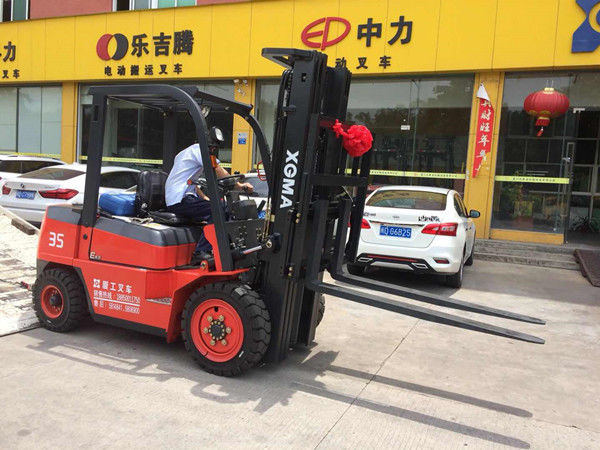 Pneumatic Tire Diesel Operated Forklift , Forklift 3 Ton Lower Consumption